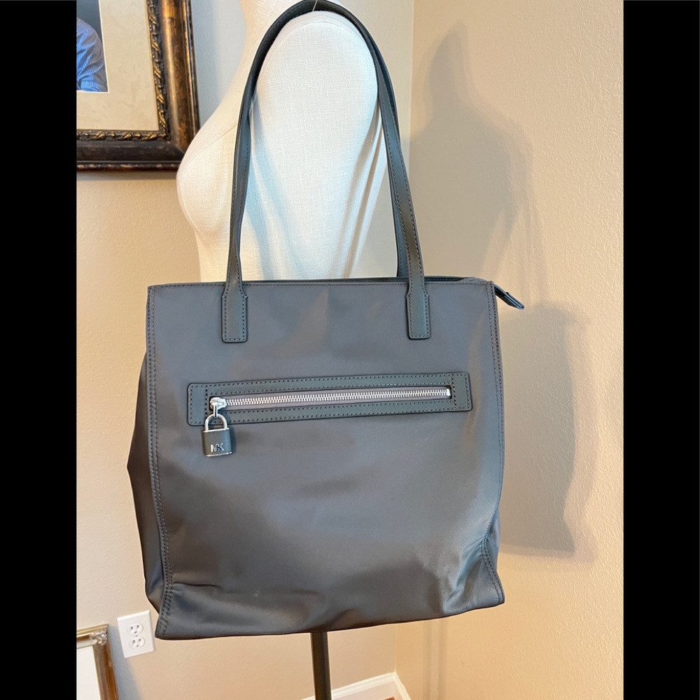 Michael Kors NWT lightweight tote w/leather straps